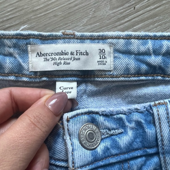 Abercrombie & Fitch
The 90s Relaxed Jean
High Rise
Curve love - Picture 2 of 3